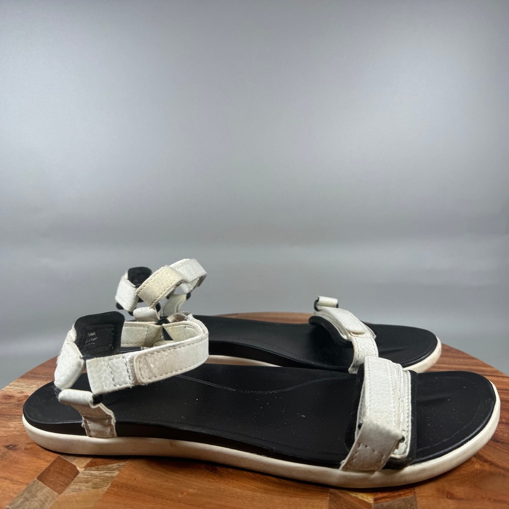 OluKai Luana Womens 8 White Black Strappy Athletic Sandals 20277-4R01